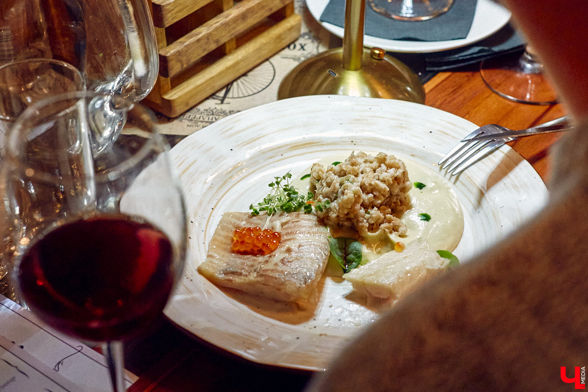 Известный многим ресторан, расположенный на центральной улице Владимира, снова удивил необычным форматом ужина на свой юбилей. Всего за один вечер посетители заведения смогли побывать в Испании, Италии, Южной Африке и Франции. Не забыли, конечно, и о национальной кухне. Подробнее в фоторепортаже «Ключ-Медиа».