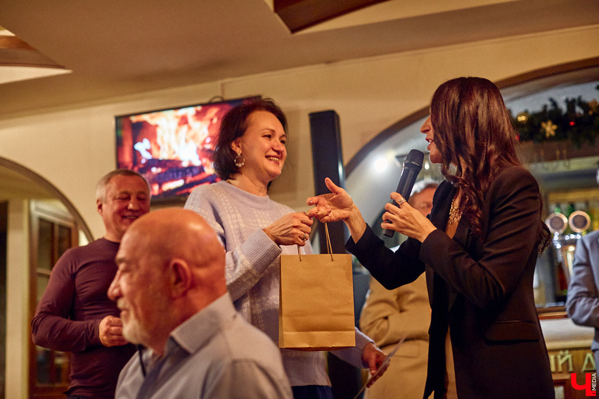 Известный многим ресторан, расположенный на центральной улице Владимира, снова удивил необычным форматом ужина на свой юбилей. Всего за один вечер посетители заведения смогли побывать в Испании, Италии, Южной Африке и Франции. Не забыли, конечно, и о национальной кухне. Подробнее в фоторепортаже «Ключ-Медиа».