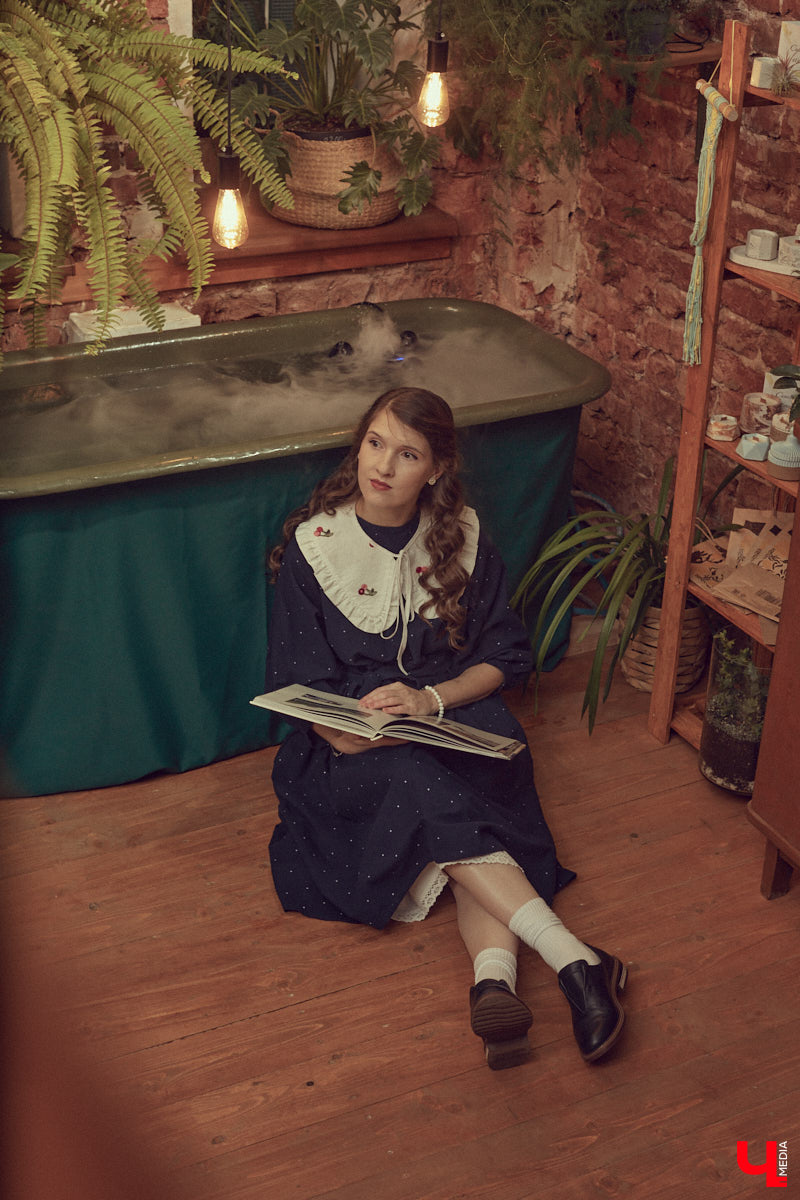 Одна из сторон жизни актера — перевоплощение. Ему удается примерить на себя не один десяток образов и костюмов. Впрочем, это не отменяет того факта, что у исполнителя ролей есть свои вкус, стиль и предпочтения в одежде. Какие они у звезды владимирской сцены Ариадны Брунер, узнал «Ключ-Медиа».