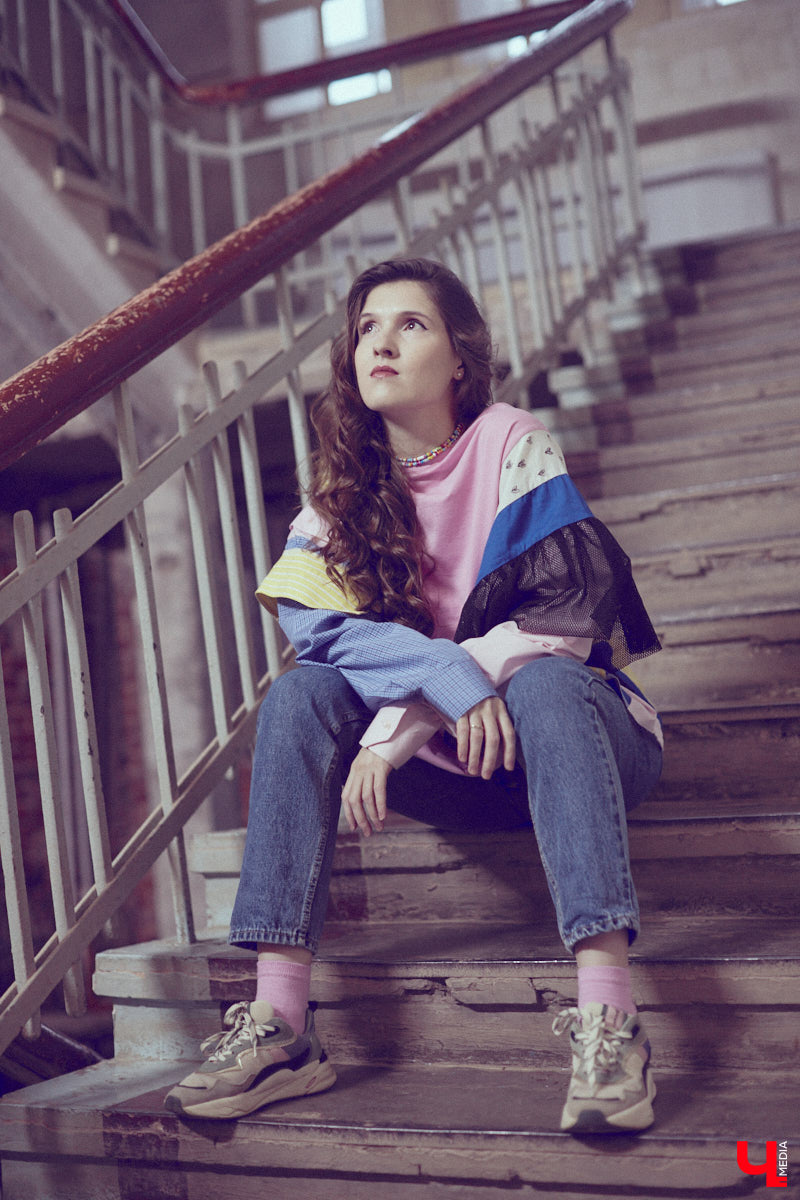 Одна из сторон жизни актера — перевоплощение. Ему удается примерить на себя не один десяток образов и костюмов. Впрочем, это не отменяет того факта, что у исполнителя ролей есть свои вкус, стиль и предпочтения в одежде. Какие они у звезды владимирской сцены Ариадны Брунер, узнал «Ключ-Медиа».