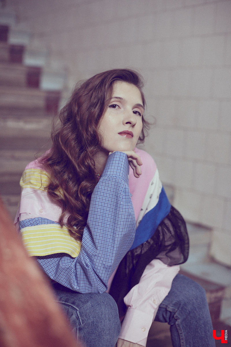 Одна из сторон жизни актера — перевоплощение. Ему удается примерить на себя не один десяток образов и костюмов. Впрочем, это не отменяет того факта, что у исполнителя ролей есть свои вкус, стиль и предпочтения в одежде. Какие они у звезды владимирской сцены Ариадны Брунер, узнал «Ключ-Медиа».