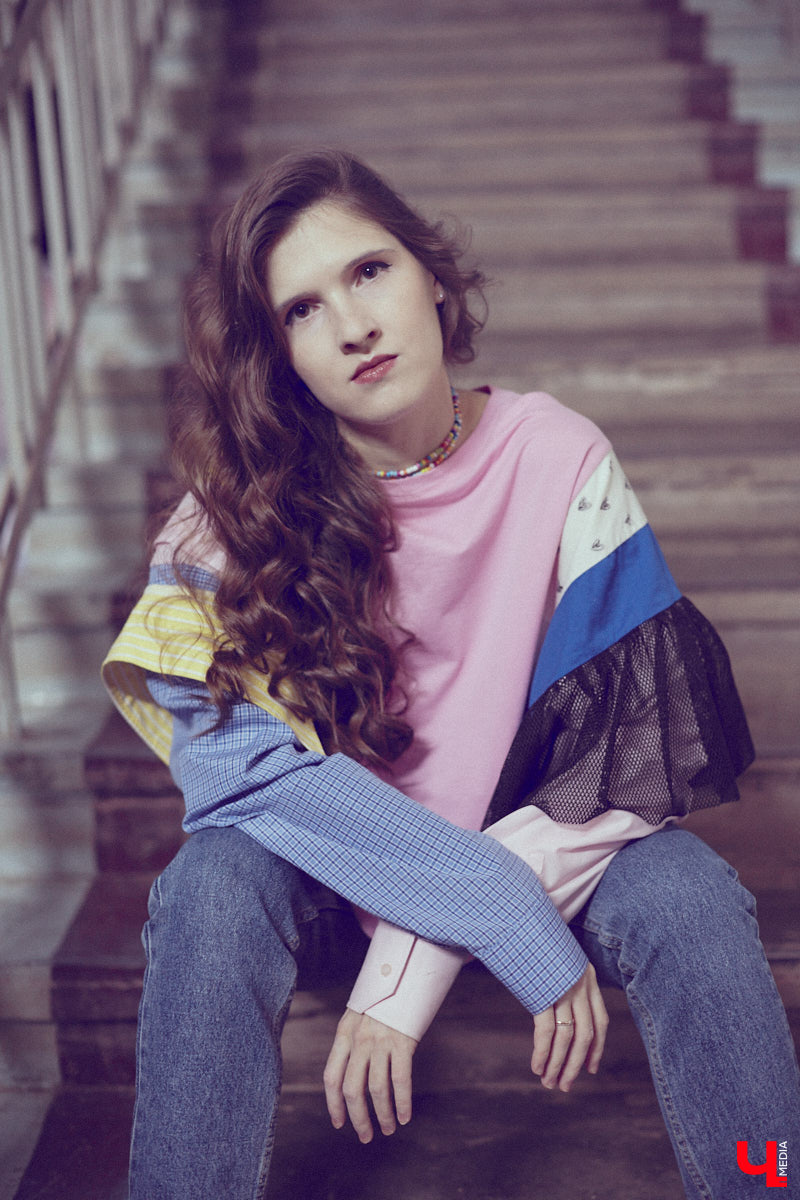 Одна из сторон жизни актера — перевоплощение. Ему удается примерить на себя не один десяток образов и костюмов. Впрочем, это не отменяет того факта, что у исполнителя ролей есть свои вкус, стиль и предпочтения в одежде. Какие они у звезды владимирской сцены Ариадны Брунер, узнал «Ключ-Медиа».