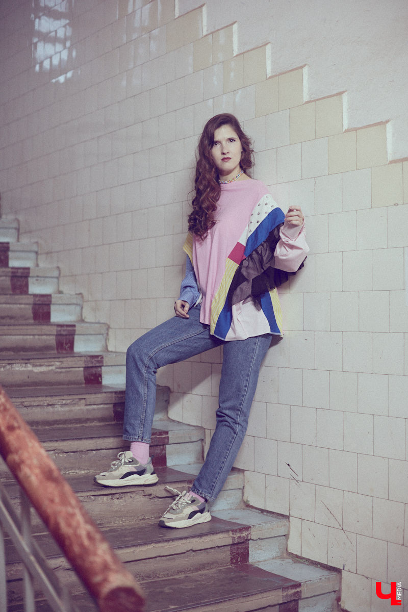 Одна из сторон жизни актера — перевоплощение. Ему удается примерить на себя не один десяток образов и костюмов. Впрочем, это не отменяет того факта, что у исполнителя ролей есть свои вкус, стиль и предпочтения в одежде. Какие они у звезды владимирской сцены Ариадны Брунер, узнал «Ключ-Медиа».