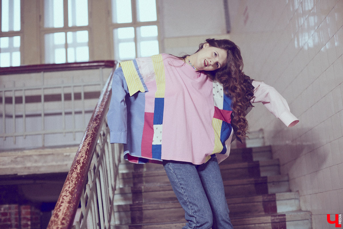 Одна из сторон жизни актера — перевоплощение. Ему удается примерить на себя не один десяток образов и костюмов. Впрочем, это не отменяет того факта, что у исполнителя ролей есть свои вкус, стиль и предпочтения в одежде. Какие они у звезды владимирской сцены Ариадны Брунер, узнал «Ключ-Медиа».