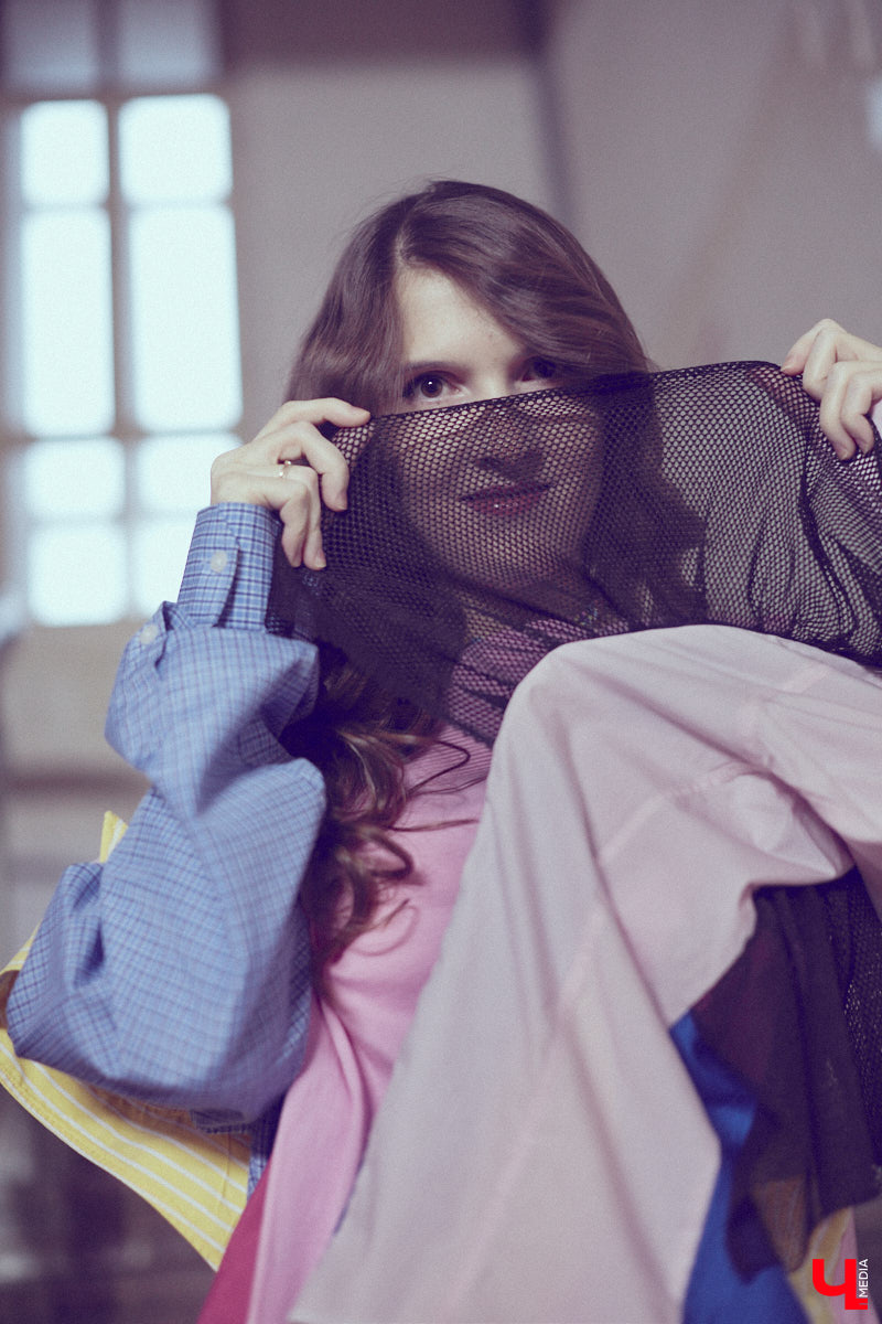 Одна из сторон жизни актера — перевоплощение. Ему удается примерить на себя не один десяток образов и костюмов. Впрочем, это не отменяет того факта, что у исполнителя ролей есть свои вкус, стиль и предпочтения в одежде. Какие они у звезды владимирской сцены Ариадны Брунер, узнал «Ключ-Медиа».