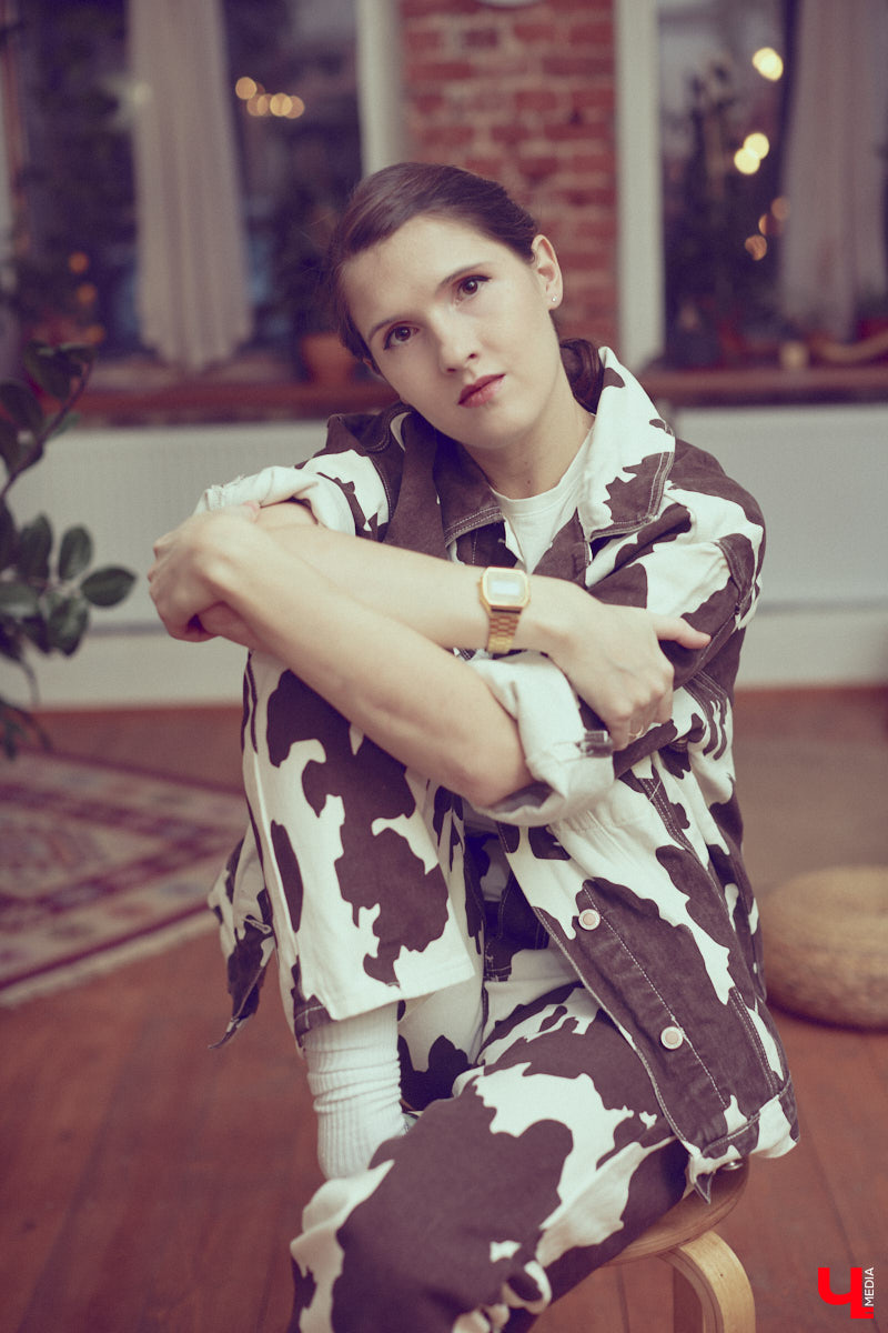 Одна из сторон жизни актера — перевоплощение. Ему удается примерить на себя не один десяток образов и костюмов. Впрочем, это не отменяет того факта, что у исполнителя ролей есть свои вкус, стиль и предпочтения в одежде. Какие они у звезды владимирской сцены Ариадны Брунер, узнал «Ключ-Медиа».