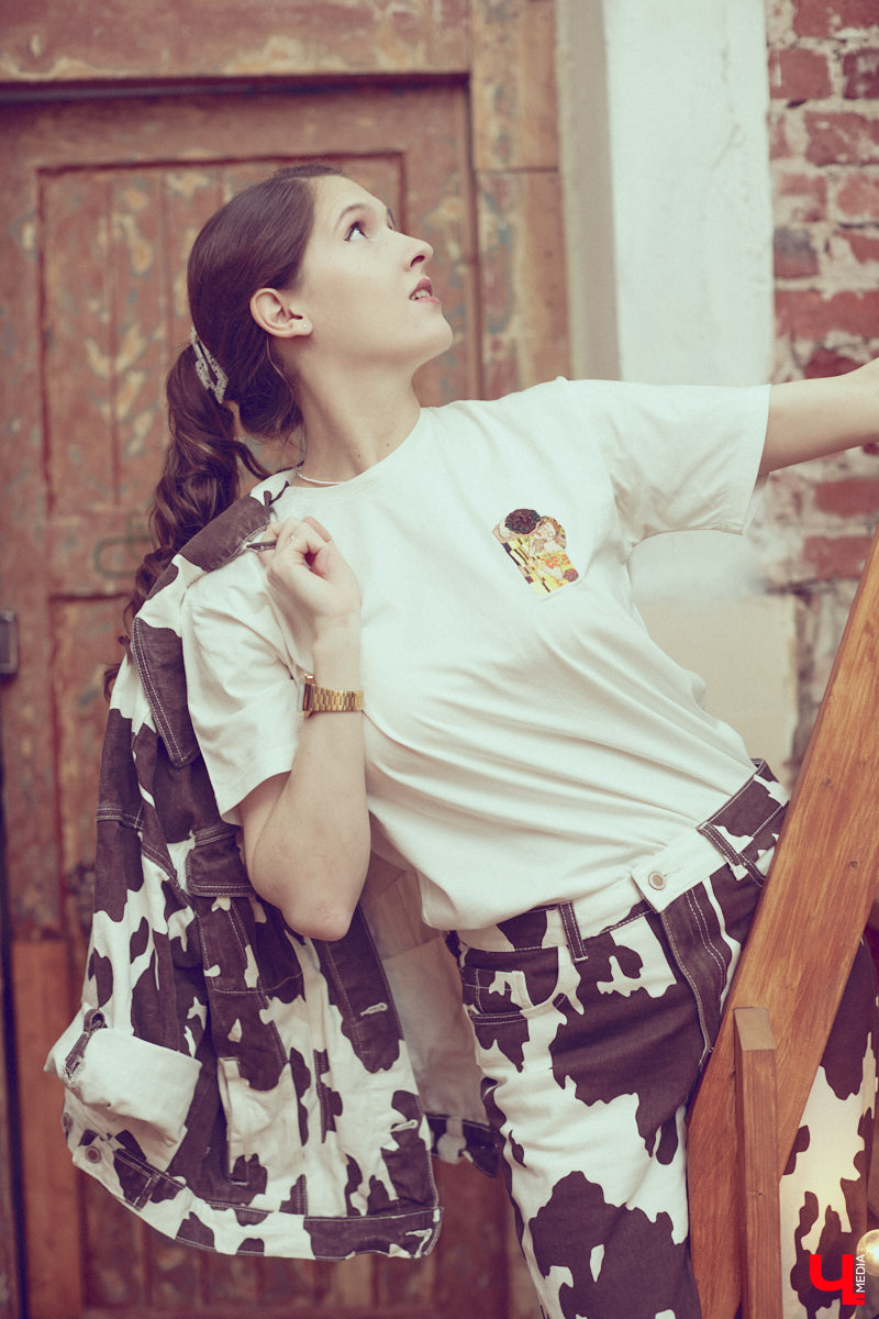 Одна из сторон жизни актера — перевоплощение. Ему удается примерить на себя не один десяток образов и костюмов. Впрочем, это не отменяет того факта, что у исполнителя ролей есть свои вкус, стиль и предпочтения в одежде. Какие они у звезды владимирской сцены Ариадны Брунер, узнал «Ключ-Медиа».