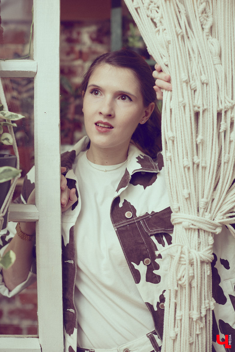 Одна из сторон жизни актера — перевоплощение. Ему удается примерить на себя не один десяток образов и костюмов. Впрочем, это не отменяет того факта, что у исполнителя ролей есть свои вкус, стиль и предпочтения в одежде. Какие они у звезды владимирской сцены Ариадны Брунер, узнал «Ключ-Медиа».