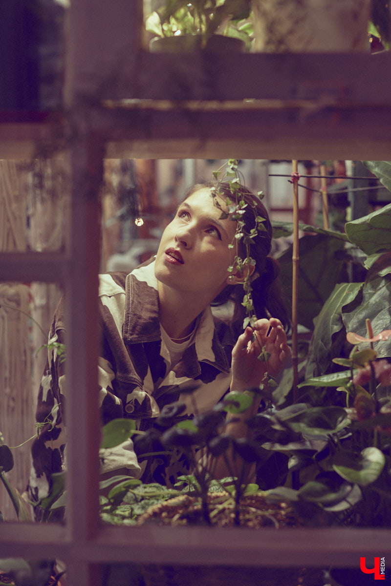 Одна из сторон жизни актера — перевоплощение. Ему удается примерить на себя не один десяток образов и костюмов. Впрочем, это не отменяет того факта, что у исполнителя ролей есть свои вкус, стиль и предпочтения в одежде. Какие они у звезды владимирской сцены Ариадны Брунер, узнал «Ключ-Медиа».