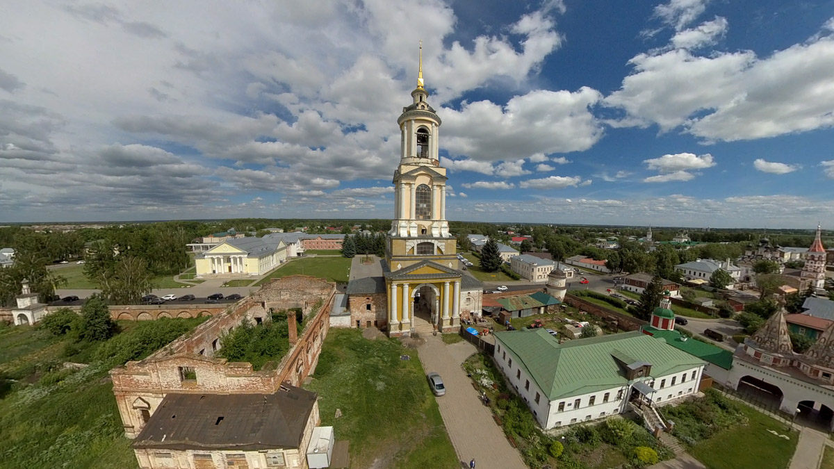Юбилей Суздаля сейчас чуть ли не тема № 1 в культурной жизни страны. Город преображается и ждет толпу туристов в 2024 году. А вы знали, что с высоты он совсем другой, нежели с земли? Открыть его с иного ракурса можно в обновленном кинозале «Палат», где стартует показ VR-фильмов про Жемчужину Золотого кольца. Кстати, музейный комплекс приготовил для гостей и другие приятности!