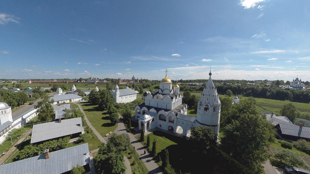 Юбилей Суздаля сейчас чуть ли не тема № 1 в культурной жизни страны. Город преображается и ждет толпу туристов в 2024 году. А вы знали, что с высоты он совсем другой, нежели с земли? Открыть его с иного ракурса можно в обновленном кинозале «Палат», где стартует показ VR-фильмов про Жемчужину Золотого кольца. Кстати, музейный комплекс приготовил для гостей и другие приятности!