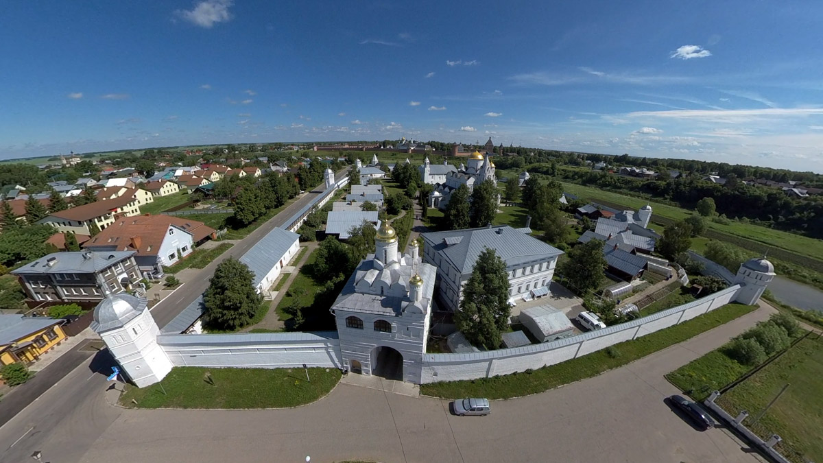 Юбилей Суздаля сейчас чуть ли не тема № 1 в культурной жизни страны. Город преображается и ждет толпу туристов в 2024 году. А вы знали, что с высоты он совсем другой, нежели с земли? Открыть его с иного ракурса можно в обновленном кинозале «Палат», где стартует показ VR-фильмов про Жемчужину Золотого кольца. Кстати, музейный комплекс приготовил для гостей и другие приятности!