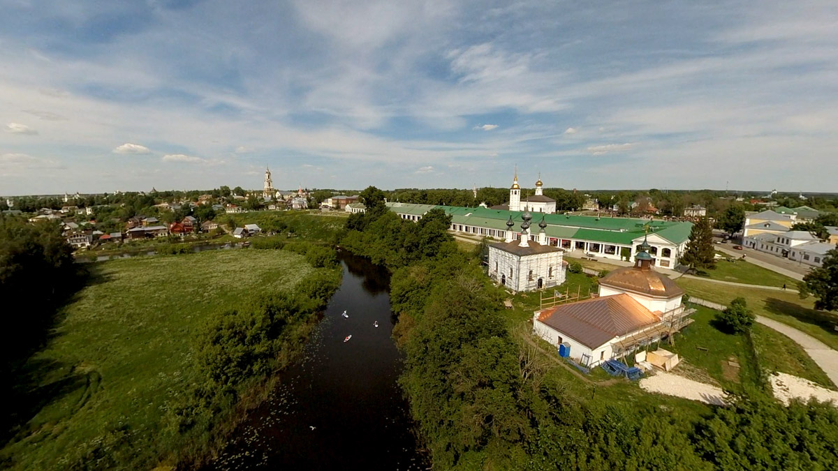 Юбилей Суздаля сейчас чуть ли не тема № 1 в культурной жизни страны. Город преображается и ждет толпу туристов в 2024 году. А вы знали, что с высоты он совсем другой, нежели с земли? Открыть его с иного ракурса можно в обновленном кинозале «Палат», где стартует показ VR-фильмов про Жемчужину Золотого кольца. Кстати, музейный комплекс приготовил для гостей и другие приятности!