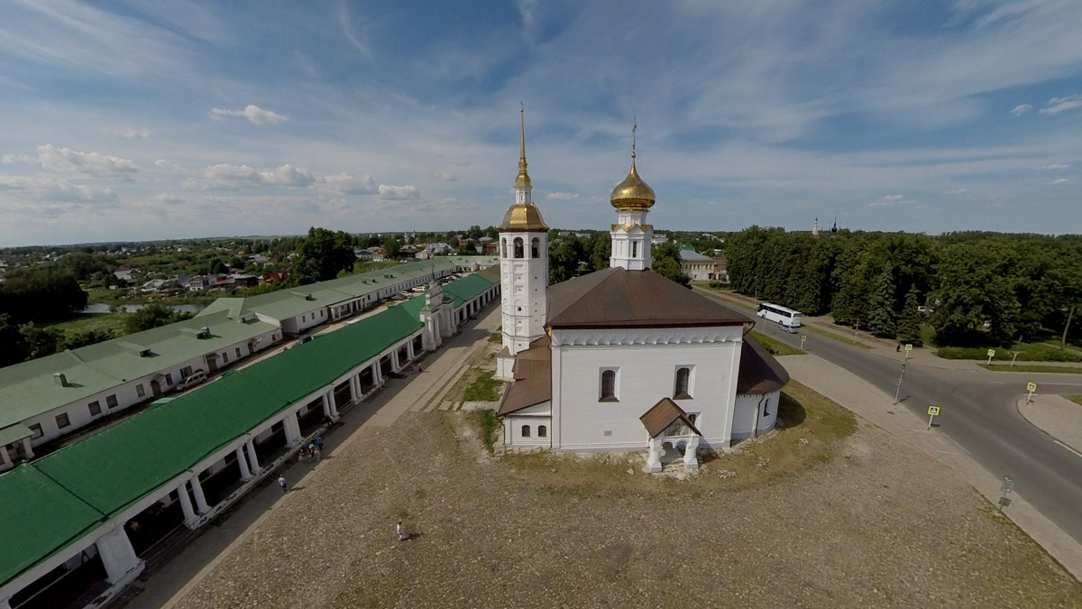 Юбилей Суздаля сейчас чуть ли не тема № 1 в культурной жизни страны. Город преображается и ждет толпу туристов в 2024 году. А вы знали, что с высоты он совсем другой, нежели с земли? Открыть его с иного ракурса можно в обновленном кинозале «Палат», где стартует показ VR-фильмов про Жемчужину Золотого кольца. Кстати, музейный комплекс приготовил для гостей и другие приятности!