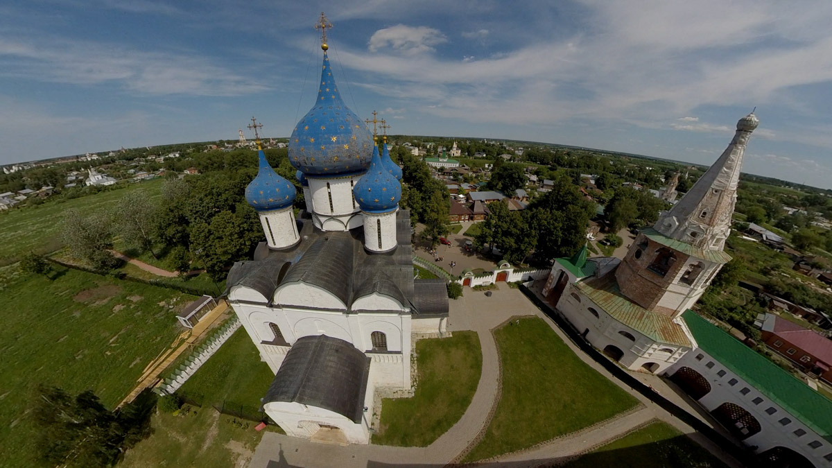 Юбилей Суздаля сейчас чуть ли не тема № 1 в культурной жизни страны. Город преображается и ждет толпу туристов в 2024 году. А вы знали, что с высоты он совсем другой, нежели с земли? Открыть его с иного ракурса можно в обновленном кинозале «Палат», где стартует показ VR-фильмов про Жемчужину Золотого кольца. Кстати, музейный комплекс приготовил для гостей и другие приятности!