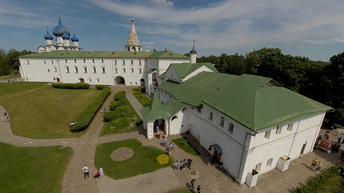 Юбилей Суздаля сейчас чуть ли не тема № 1 в культурной жизни страны. Город преображается и ждет толпу туристов в 2024 году. А вы знали, что с высоты он совсем другой, нежели с земли? Открыть его с иного ракурса можно в обновленном кинозале «Палат», где стартует показ VR-фильмов про Жемчужину Золотого кольца. Кстати, музейный комплекс приготовил для гостей и другие приятности!