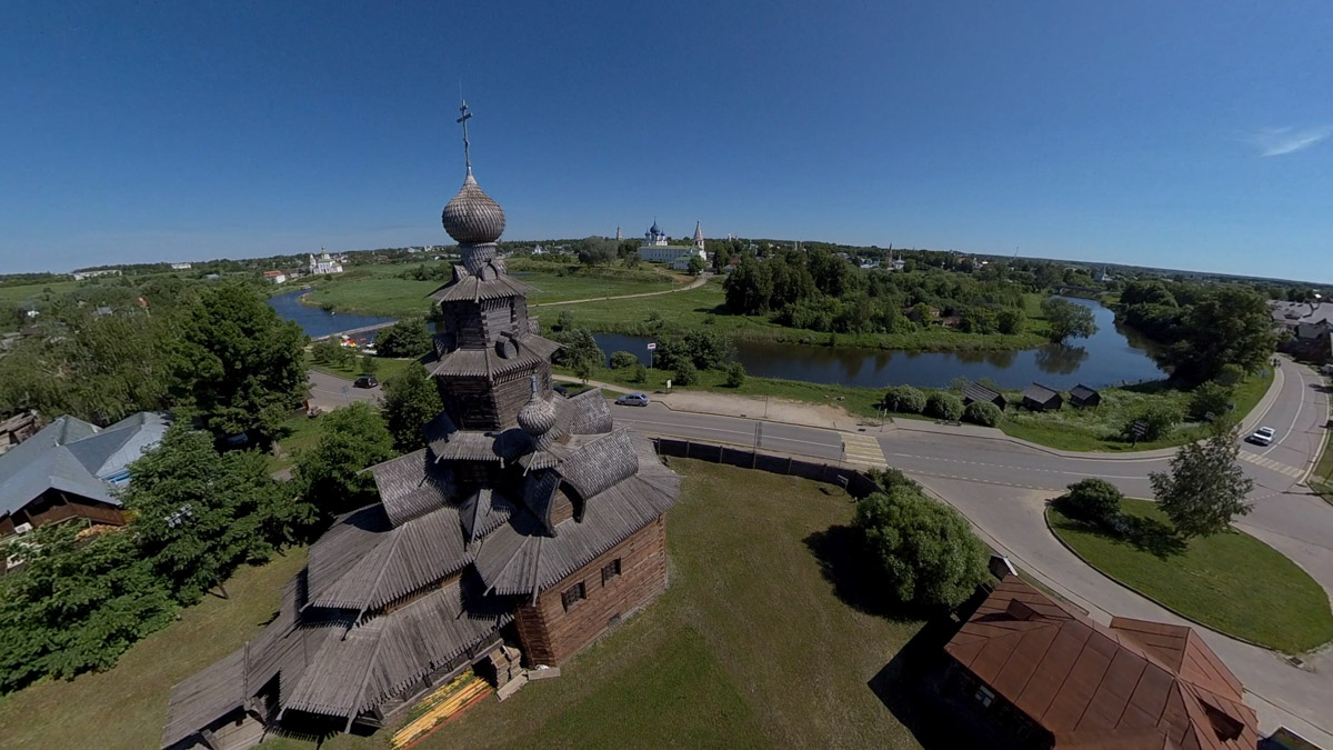 Юбилей Суздаля сейчас чуть ли не тема № 1 в культурной жизни страны. Город преображается и ждет толпу туристов в 2024 году. А вы знали, что с высоты он совсем другой, нежели с земли? Открыть его с иного ракурса можно в обновленном кинозале «Палат», где стартует показ VR-фильмов про Жемчужину Золотого кольца. Кстати, музейный комплекс приготовил для гостей и другие приятности!