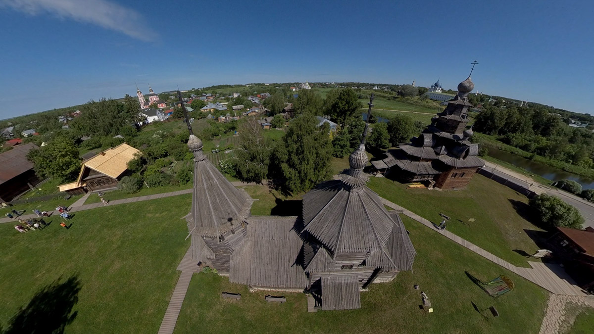 Юбилей Суздаля сейчас чуть ли не тема № 1 в культурной жизни страны. Город преображается и ждет толпу туристов в 2024 году. А вы знали, что с высоты он совсем другой, нежели с земли? Открыть его с иного ракурса можно в обновленном кинозале «Палат», где стартует показ VR-фильмов про Жемчужину Золотого кольца. Кстати, музейный комплекс приготовил для гостей и другие приятности!