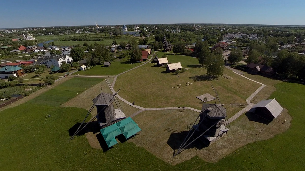 Юбилей Суздаля сейчас чуть ли не тема № 1 в культурной жизни страны. Город преображается и ждет толпу туристов в 2024 году. А вы знали, что с высоты он совсем другой, нежели с земли? Открыть его с иного ракурса можно в обновленном кинозале «Палат», где стартует показ VR-фильмов про Жемчужину Золотого кольца. Кстати, музейный комплекс приготовил для гостей и другие приятности!