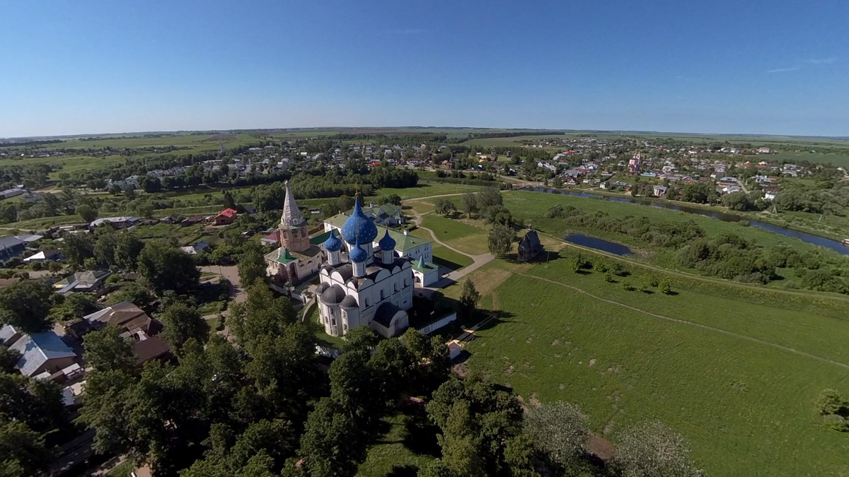 Юбилей Суздаля сейчас чуть ли не тема № 1 в культурной жизни страны. Город преображается и ждет толпу туристов в 2024 году. А вы знали, что с высоты он совсем другой, нежели с земли? Открыть его с иного ракурса можно в обновленном кинозале «Палат», где стартует показ VR-фильмов про Жемчужину Золотого кольца. Кстати, музейный комплекс приготовил для гостей и другие приятности!