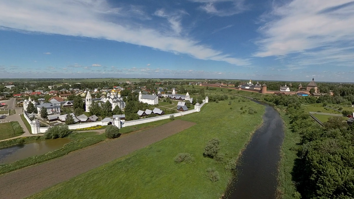 Юбилей Суздаля сейчас чуть ли не тема № 1 в культурной жизни страны. Город преображается и ждет толпу туристов в 2024 году. А вы знали, что с высоты он совсем другой, нежели с земли? Открыть его с иного ракурса можно в обновленном кинозале «Палат», где стартует показ VR-фильмов про Жемчужину Золотого кольца. Кстати, музейный комплекс приготовил для гостей и другие приятности!