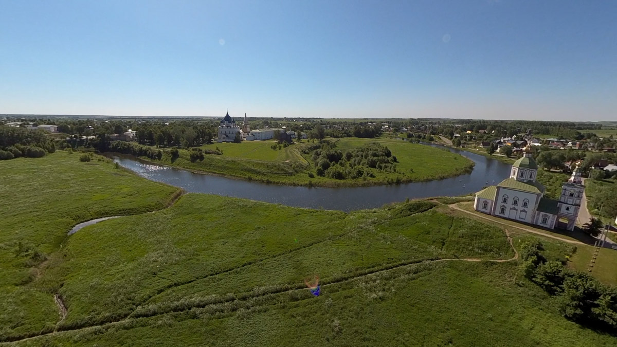 Юбилей Суздаля сейчас чуть ли не тема № 1 в культурной жизни страны. Город преображается и ждет толпу туристов в 2024 году. А вы знали, что с высоты он совсем другой, нежели с земли? Открыть его с иного ракурса можно в обновленном кинозале «Палат», где стартует показ VR-фильмов про Жемчужину Золотого кольца. Кстати, музейный комплекс приготовил для гостей и другие приятности!