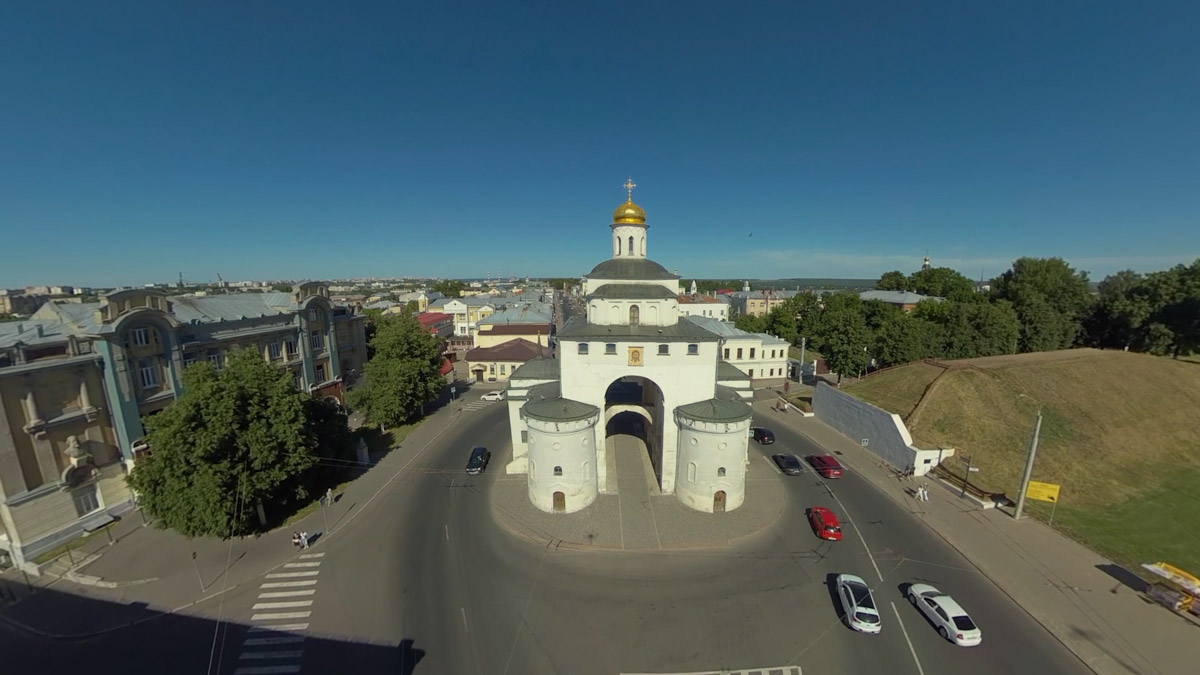 Юбилей Суздаля сейчас чуть ли не тема № 1 в культурной жизни страны. Город преображается и ждет толпу туристов в 2024 году. А вы знали, что с высоты он совсем другой, нежели с земли? Открыть его с иного ракурса можно в обновленном кинозале «Палат», где стартует показ VR-фильмов про Жемчужину Золотого кольца. Кстати, музейный комплекс приготовил для гостей и другие приятности!