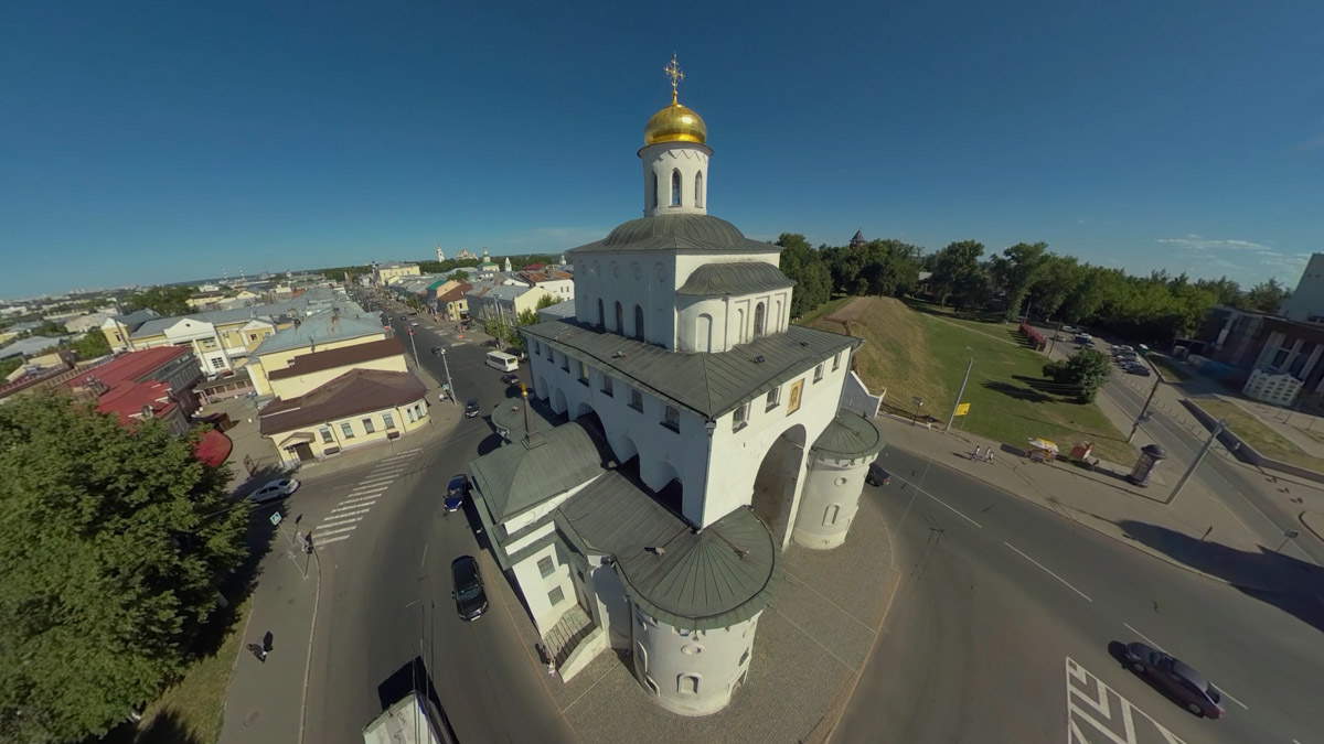 Юбилей Суздаля сейчас чуть ли не тема № 1 в культурной жизни страны. Город преображается и ждет толпу туристов в 2024 году. А вы знали, что с высоты он совсем другой, нежели с земли? Открыть его с иного ракурса можно в обновленном кинозале «Палат», где стартует показ VR-фильмов про Жемчужину Золотого кольца. Кстати, музейный комплекс приготовил для гостей и другие приятности!
