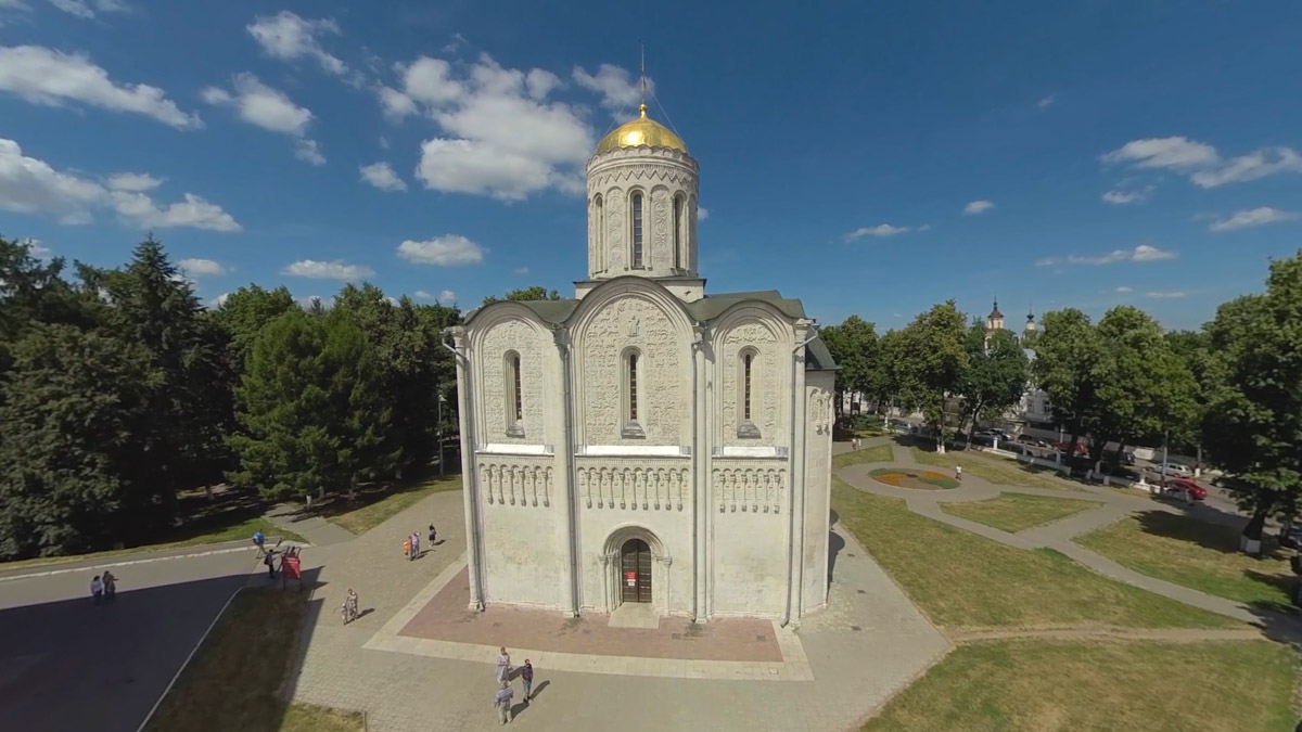 Юбилей Суздаля сейчас чуть ли не тема № 1 в культурной жизни страны. Город преображается и ждет толпу туристов в 2024 году. А вы знали, что с высоты он совсем другой, нежели с земли? Открыть его с иного ракурса можно в обновленном кинозале «Палат», где стартует показ VR-фильмов про Жемчужину Золотого кольца. Кстати, музейный комплекс приготовил для гостей и другие приятности!