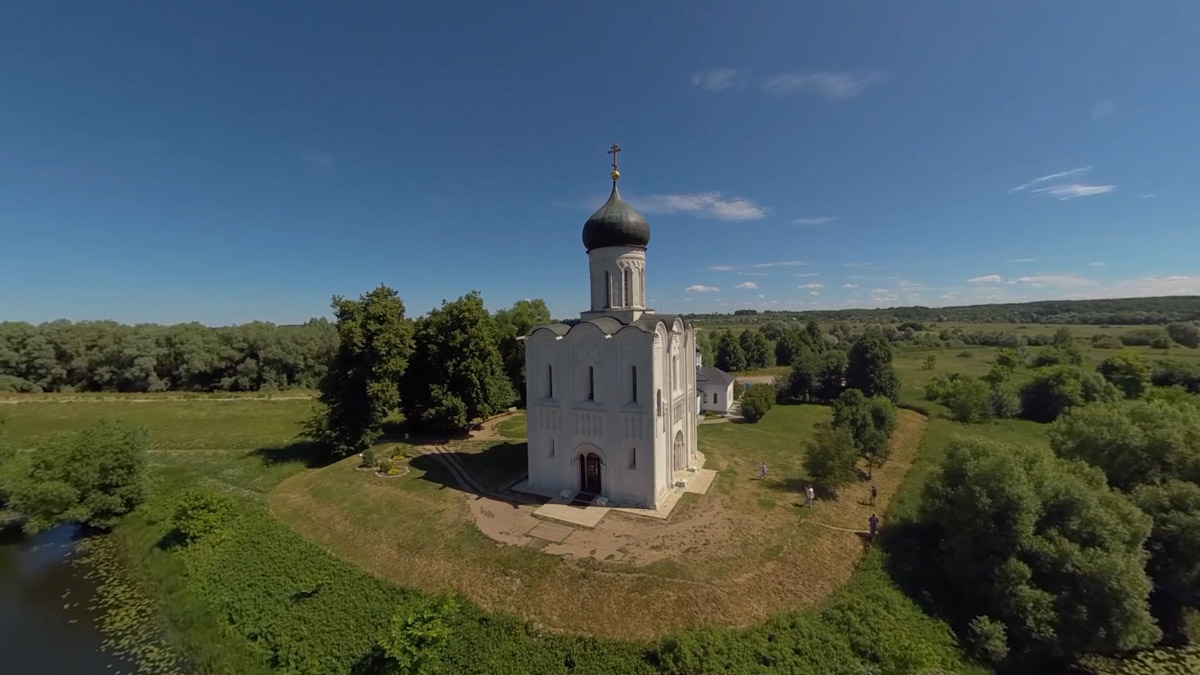 Юбилей Суздаля сейчас чуть ли не тема № 1 в культурной жизни страны. Город преображается и ждет толпу туристов в 2024 году. А вы знали, что с высоты он совсем другой, нежели с земли? Открыть его с иного ракурса можно в обновленном кинозале «Палат», где стартует показ VR-фильмов про Жемчужину Золотого кольца. Кстати, музейный комплекс приготовил для гостей и другие приятности!