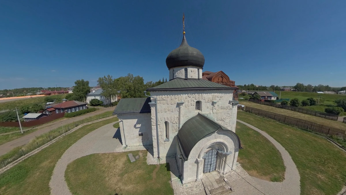 Юбилей Суздаля сейчас чуть ли не тема № 1 в культурной жизни страны. Город преображается и ждет толпу туристов в 2024 году. А вы знали, что с высоты он совсем другой, нежели с земли? Открыть его с иного ракурса можно в обновленном кинозале «Палат», где стартует показ VR-фильмов про Жемчужину Золотого кольца. Кстати, музейный комплекс приготовил для гостей и другие приятности!