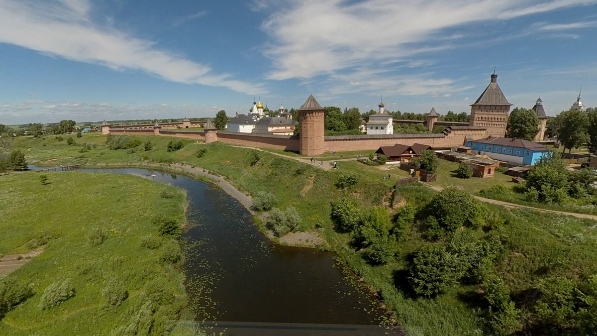 Юбилей Суздаля сейчас чуть ли не тема № 1 в культурной жизни страны. Город преображается и ждет толпу туристов в 2024 году. А вы знали, что с высоты он совсем другой, нежели с земли? Открыть его с иного ракурса можно в обновленном кинозале «Палат», где стартует показ VR-фильмов про Жемчужину Золотого кольца. Кстати, музейный комплекс приготовил для гостей и другие приятности!