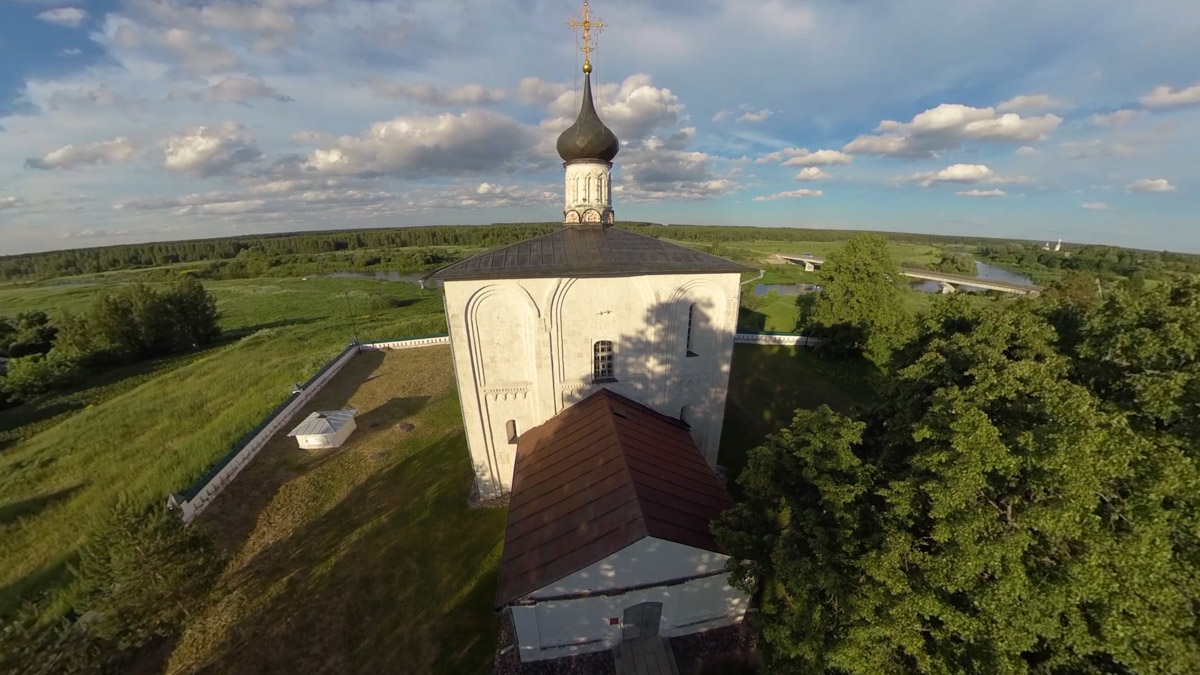 Юбилей Суздаля сейчас чуть ли не тема № 1 в культурной жизни страны. Город преображается и ждет толпу туристов в 2024 году. А вы знали, что с высоты он совсем другой, нежели с земли? Открыть его с иного ракурса можно в обновленном кинозале «Палат», где стартует показ VR-фильмов про Жемчужину Золотого кольца. Кстати, музейный комплекс приготовил для гостей и другие приятности!