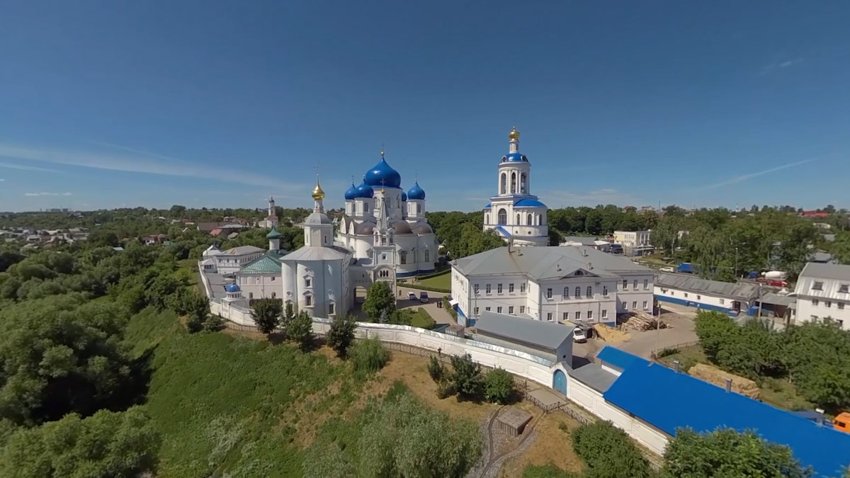 Юбилей Суздаля сейчас чуть ли не тема № 1 в культурной жизни страны. Город преображается и ждет толпу туристов в 2024 году. А вы знали, что с высоты он совсем другой, нежели с земли? Открыть его с иного ракурса можно в обновленном кинозале «Палат», где стартует показ VR-фильмов про Жемчужину Золотого кольца. Кстати, музейный комплекс приготовил для гостей и другие приятности!