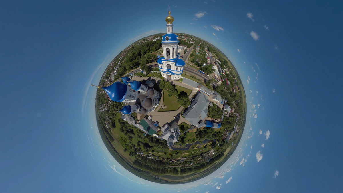 Юбилей Суздаля сейчас чуть ли не тема № 1 в культурной жизни страны. Город преображается и ждет толпу туристов в 2024 году. А вы знали, что с высоты он совсем другой, нежели с земли? Открыть его с иного ракурса можно в обновленном кинозале «Палат», где стартует показ VR-фильмов про Жемчужину Золотого кольца. Кстати, музейный комплекс приготовил для гостей и другие приятности!