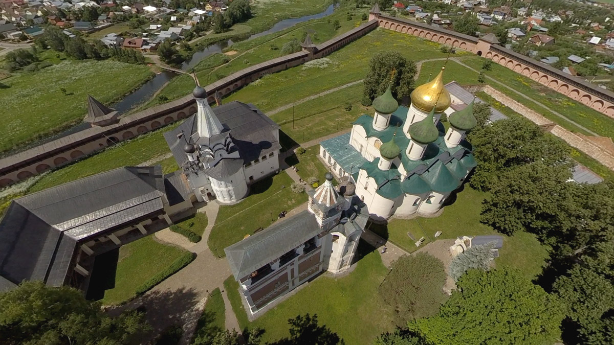 Юбилей Суздаля сейчас чуть ли не тема № 1 в культурной жизни страны. Город преображается и ждет толпу туристов в 2024 году. А вы знали, что с высоты он совсем другой, нежели с земли? Открыть его с иного ракурса можно в обновленном кинозале «Палат», где стартует показ VR-фильмов про Жемчужину Золотого кольца. Кстати, музейный комплекс приготовил для гостей и другие приятности!