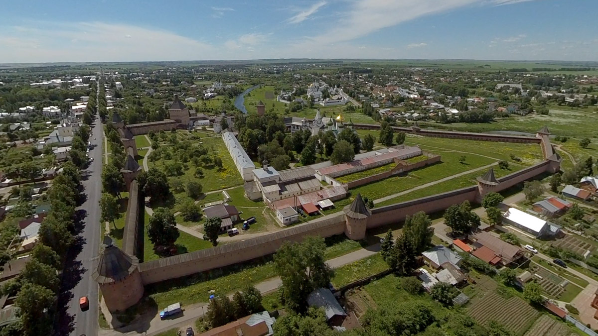 Юбилей Суздаля сейчас чуть ли не тема № 1 в культурной жизни страны. Город преображается и ждет толпу туристов в 2024 году. А вы знали, что с высоты он совсем другой, нежели с земли? Открыть его с иного ракурса можно в обновленном кинозале «Палат», где стартует показ VR-фильмов про Жемчужину Золотого кольца. Кстати, музейный комплекс приготовил для гостей и другие приятности!