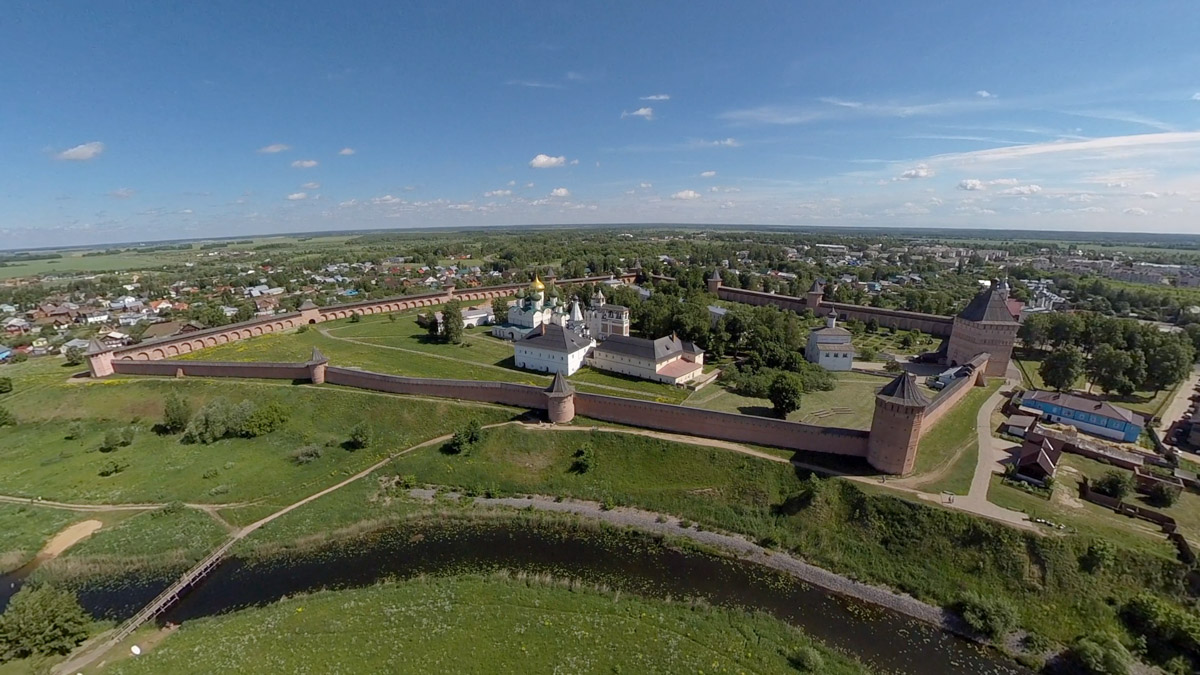 Юбилей Суздаля сейчас чуть ли не тема № 1 в культурной жизни страны. Город преображается и ждет толпу туристов в 2024 году. А вы знали, что с высоты он совсем другой, нежели с земли? Открыть его с иного ракурса можно в обновленном кинозале «Палат», где стартует показ VR-фильмов про Жемчужину Золотого кольца. Кстати, музейный комплекс приготовил для гостей и другие приятности!