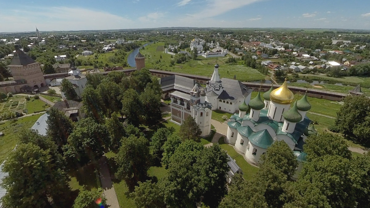 Юбилей Суздаля сейчас чуть ли не тема № 1 в культурной жизни страны. Город преображается и ждет толпу туристов в 2024 году. А вы знали, что с высоты он совсем другой, нежели с земли? Открыть его с иного ракурса можно в обновленном кинозале «Палат», где стартует показ VR-фильмов про Жемчужину Золотого кольца. Кстати, музейный комплекс приготовил для гостей и другие приятности!