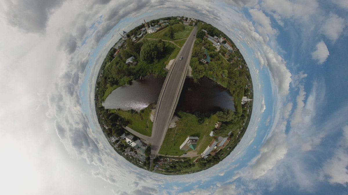 Юбилей Суздаля сейчас чуть ли не тема № 1 в культурной жизни страны. Город преображается и ждет толпу туристов в 2024 году. А вы знали, что с высоты он совсем другой, нежели с земли? Открыть его с иного ракурса можно в обновленном кинозале «Палат», где стартует показ VR-фильмов про Жемчужину Золотого кольца. Кстати, музейный комплекс приготовил для гостей и другие приятности!