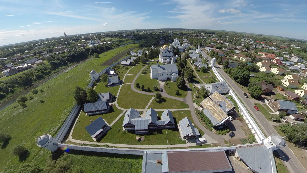 Юбилей Суздаля сейчас чуть ли не тема № 1 в культурной жизни страны. Город преображается и ждет толпу туристов в 2024 году. А вы знали, что с высоты он совсем другой, нежели с земли? Открыть его с иного ракурса можно в обновленном кинозале «Палат», где стартует показ VR-фильмов про Жемчужину Золотого кольца. Кстати, музейный комплекс приготовил для гостей и другие приятности!