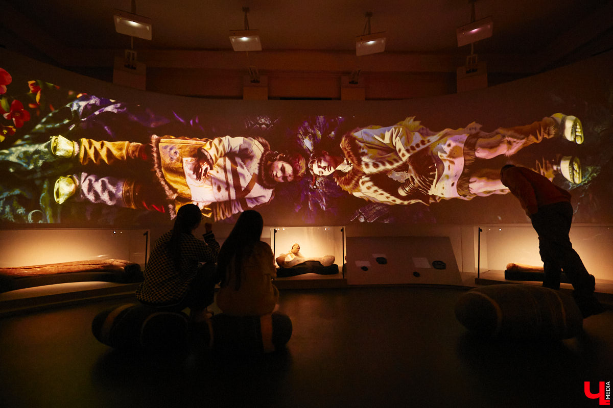 Юбилей Суздаля сейчас чуть ли не тема № 1 в культурной жизни страны. Город преображается и ждет толпу туристов в 2024 году. А вы знали, что с высоты он совсем другой, нежели с земли? Открыть его с иного ракурса можно в обновленном кинозале «Палат», где стартует показ VR-фильмов про Жемчужину Золотого кольца. Кстати, музейный комплекс приготовил для гостей и другие приятности!