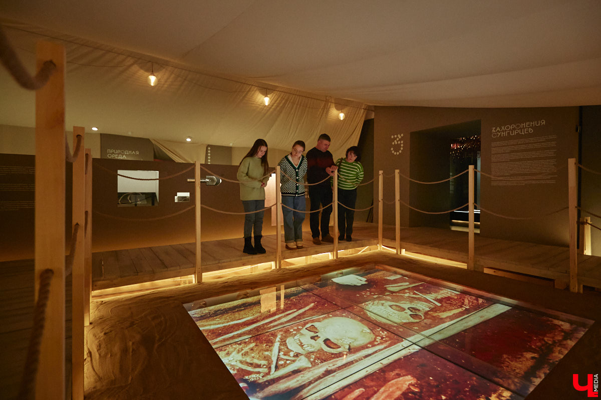 Юбилей Суздаля сейчас чуть ли не тема № 1 в культурной жизни страны. Город преображается и ждет толпу туристов в 2024 году. А вы знали, что с высоты он совсем другой, нежели с земли? Открыть его с иного ракурса можно в обновленном кинозале «Палат», где стартует показ VR-фильмов про Жемчужину Золотого кольца. Кстати, музейный комплекс приготовил для гостей и другие приятности!