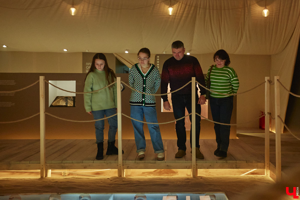 Юбилей Суздаля сейчас чуть ли не тема № 1 в культурной жизни страны. Город преображается и ждет толпу туристов в 2024 году. А вы знали, что с высоты он совсем другой, нежели с земли? Открыть его с иного ракурса можно в обновленном кинозале «Палат», где стартует показ VR-фильмов про Жемчужину Золотого кольца. Кстати, музейный комплекс приготовил для гостей и другие приятности!