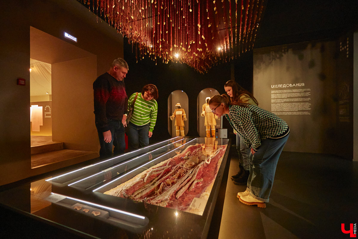 Юбилей Суздаля сейчас чуть ли не тема № 1 в культурной жизни страны. Город преображается и ждет толпу туристов в 2024 году. А вы знали, что с высоты он совсем другой, нежели с земли? Открыть его с иного ракурса можно в обновленном кинозале «Палат», где стартует показ VR-фильмов про Жемчужину Золотого кольца. Кстати, музейный комплекс приготовил для гостей и другие приятности!