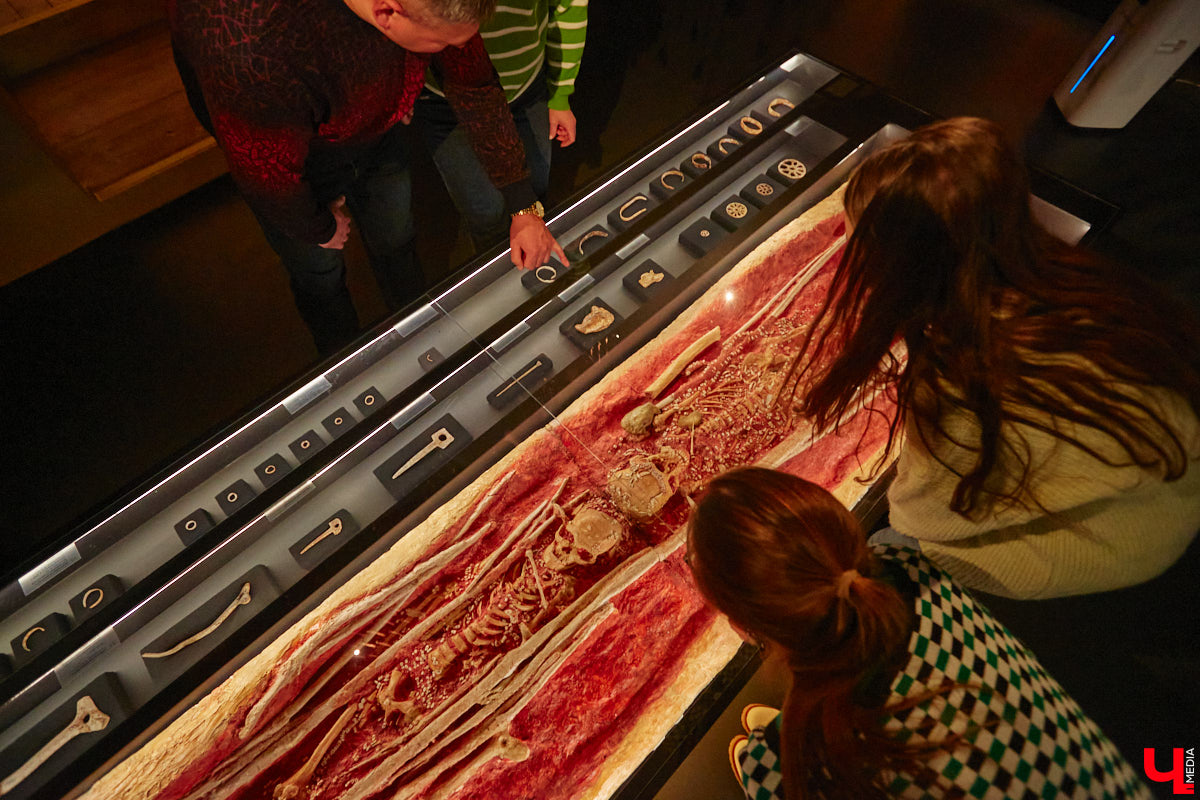 Юбилей Суздаля сейчас чуть ли не тема № 1 в культурной жизни страны. Город преображается и ждет толпу туристов в 2024 году. А вы знали, что с высоты он совсем другой, нежели с земли? Открыть его с иного ракурса можно в обновленном кинозале «Палат», где стартует показ VR-фильмов про Жемчужину Золотого кольца. Кстати, музейный комплекс приготовил для гостей и другие приятности!