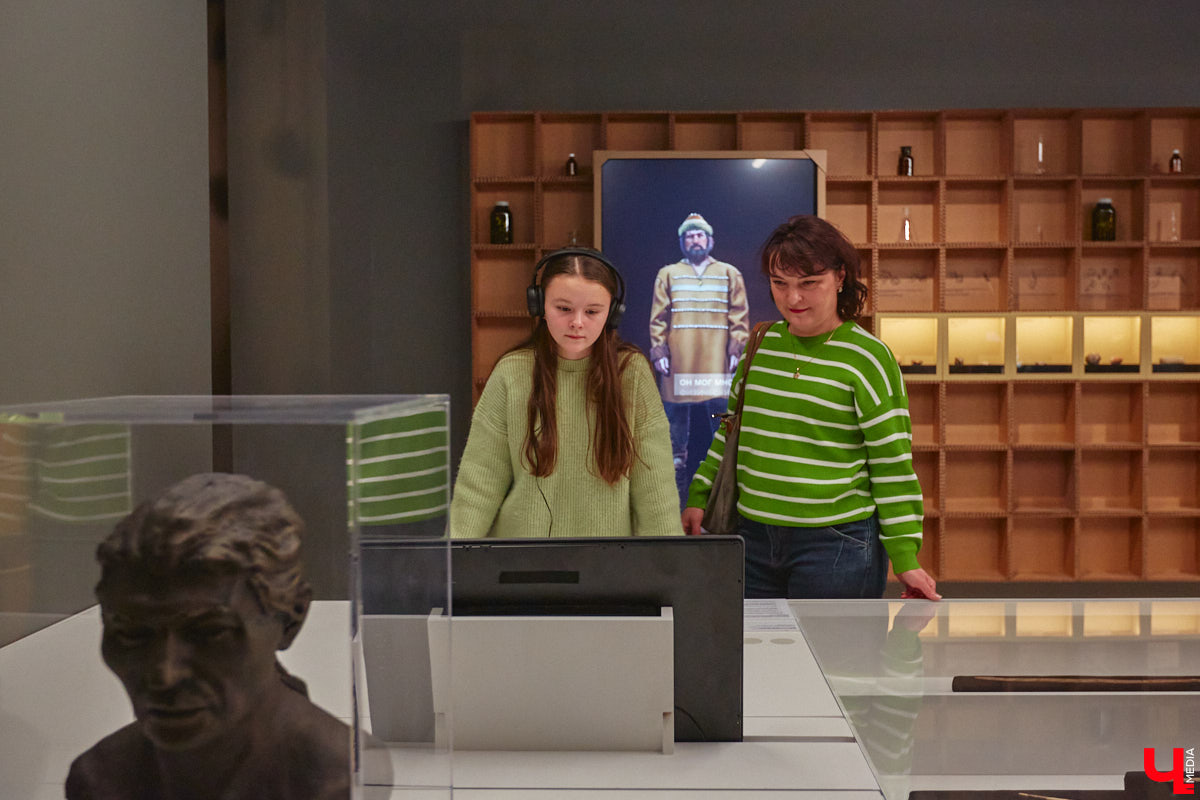 Юбилей Суздаля сейчас чуть ли не тема № 1 в культурной жизни страны. Город преображается и ждет толпу туристов в 2024 году. А вы знали, что с высоты он совсем другой, нежели с земли? Открыть его с иного ракурса можно в обновленном кинозале «Палат», где стартует показ VR-фильмов про Жемчужину Золотого кольца. Кстати, музейный комплекс приготовил для гостей и другие приятности!