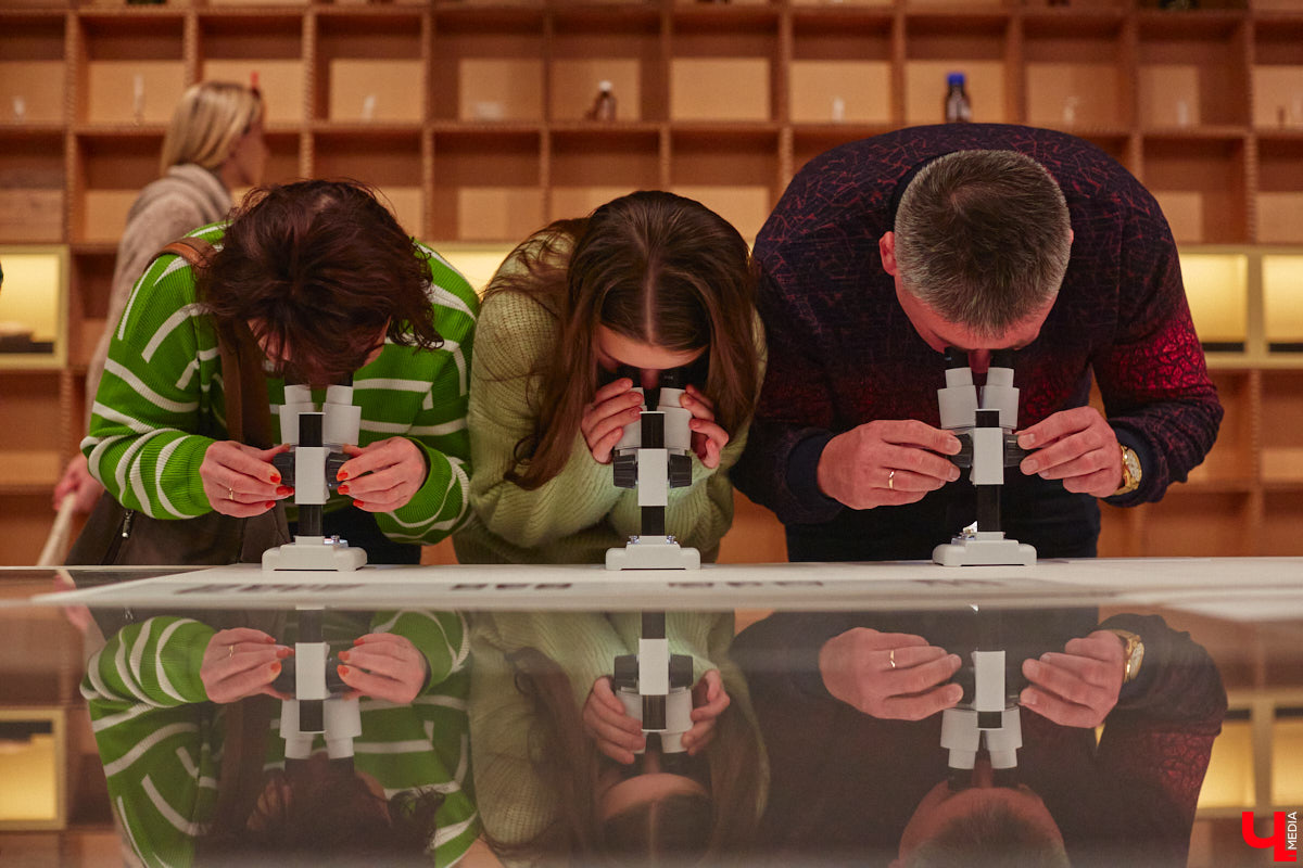 Юбилей Суздаля сейчас чуть ли не тема № 1 в культурной жизни страны. Город преображается и ждет толпу туристов в 2024 году. А вы знали, что с высоты он совсем другой, нежели с земли? Открыть его с иного ракурса можно в обновленном кинозале «Палат», где стартует показ VR-фильмов про Жемчужину Золотого кольца. Кстати, музейный комплекс приготовил для гостей и другие приятности!