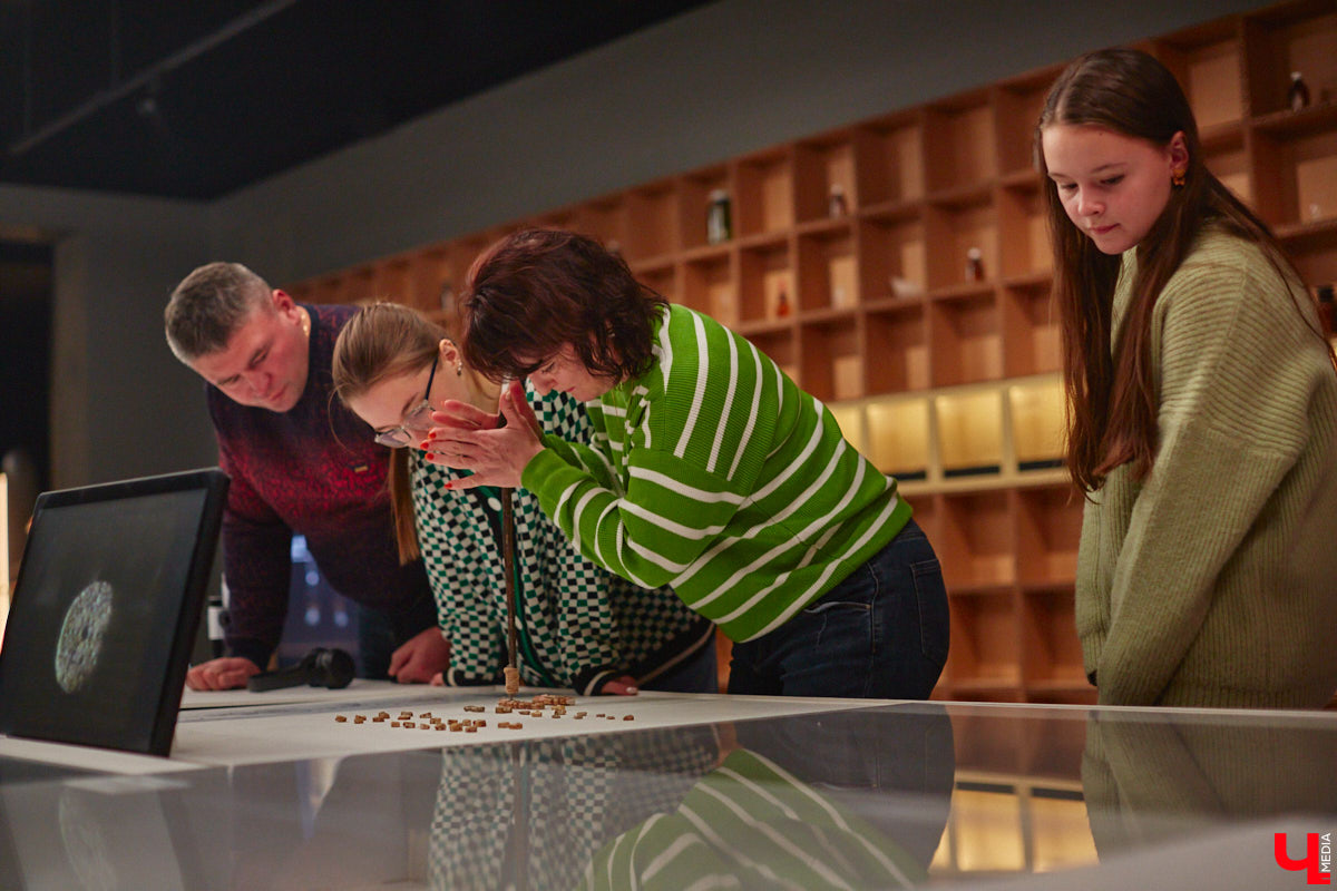 Юбилей Суздаля сейчас чуть ли не тема № 1 в культурной жизни страны. Город преображается и ждет толпу туристов в 2024 году. А вы знали, что с высоты он совсем другой, нежели с земли? Открыть его с иного ракурса можно в обновленном кинозале «Палат», где стартует показ VR-фильмов про Жемчужину Золотого кольца. Кстати, музейный комплекс приготовил для гостей и другие приятности!