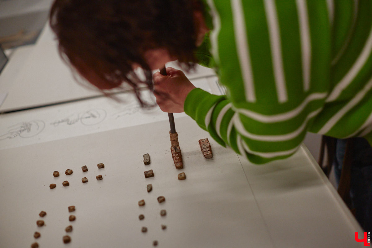 Юбилей Суздаля сейчас чуть ли не тема № 1 в культурной жизни страны. Город преображается и ждет толпу туристов в 2024 году. А вы знали, что с высоты он совсем другой, нежели с земли? Открыть его с иного ракурса можно в обновленном кинозале «Палат», где стартует показ VR-фильмов про Жемчужину Золотого кольца. Кстати, музейный комплекс приготовил для гостей и другие приятности!